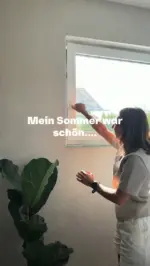 Mein Sommer war schön. Bis zu diesem Moment. Fenster auf, Sonne rein… und dann sitzt jemand an der Wand, der definitiv nicht eingeladen war.Keine Panik. Kein Hausschuh. Kein Schreien durchs ganze Haus.LIV ist genau für diesen Moment gemacht. Spinne sanft einfangen, nach draußen bringen, Fenster bleibt auf. Der Sommer ist gerettet und das kleine Tier auch 😅 Und du hast keine Flecken an der Wand!Wir finden, dass Insekten zur Natur gehören. Aber du darfst entscheiden, wer bei dir wohnt. 🕷️Kennt ihr auch diesen Moment? Wer hat schon mal den Hauschuh geholt? ⬇️