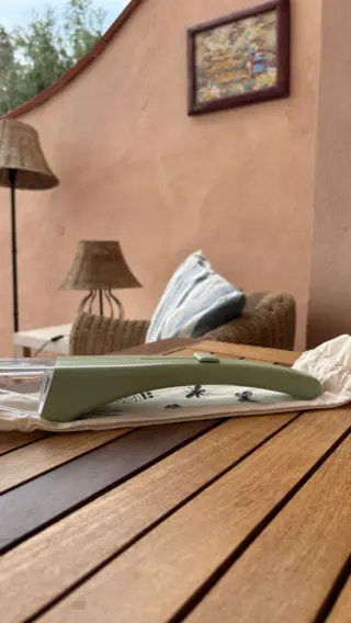 Vor Kurzem hatten wir ein virales Reel: über 9 Mio. Views, 80.000 Likes und hunderte von Kommentaren. Wir haben uns natürlich sehr gefreut, aber dass so viele Kommentare diesen Inhalt hatten: „Wespen sind nutzlos, einfach klatschen“, hat uns zum Nachdenken gebracht.Diese kleine Wespe ist letzte Woche bei uns in den Pool gefallen. Und da dachten wir: Sie wird die Testimonial für unsere Message.Denn Wespen sind alles andere als nutzlos: 🌿 Sie bestäuben Pflanzen — genau wie Bienen. 🐛 Sie regulieren Schädlinge und schützen so unsere Ernte. 🕸️ Sie sind ein unverzichtbares Glied im Ökosystem. 🌱 Sie sind ein wichtiger Teil der Artenvielfalt. Und die brauchen wir alle.Insektenschutz bedeutet für uns nicht, Insekten zu bekämpfen. Es bedeutet, Mensch und Natur in Einklang zu bringen.Kindness first — immer. 🌱Hast du auch schon mal ein Insekt gerettet? Schreib es uns in die Kommentare. 👇#livbyneher #neherinsektenschutz #insektenschutz #artenvielfalt #nachhaltigleben