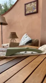 Vor Kurzem hatten wir ein virales Reel: über 9 Mio. Views, 80.000 Likes und hunderte von Kommentaren. Wir haben uns natürlich sehr gefreut, aber dass so viele Kommentare diesen Inhalt hatten: „Wespen sind nutzlos, einfach klatschen“, hat uns zum Nachdenken gebracht.Diese kleine Wespe ist letzte Woche bei uns in den Pool gefallen. Und da dachten wir: Sie wird die Testimonial für unsere Message.Denn Wespen sind alles andere als nutzlos: 🌿 Sie bestäuben Pflanzen — genau wie Bienen. 🐛 Sie regulieren Schädlinge und schützen so unsere Ernte. 🕸️ Sie sind ein unverzichtbares Glied im Ökosystem. 🌱 Sie sind ein wichtiger Teil der Artenvielfalt. Und die brauchen wir alle.Insektenschutz bedeutet für uns nicht, Insekten zu bekämpfen. Es bedeutet, Mensch und Natur in Einklang zu bringen.Kindness first — immer. 🌱Hast du auch schon mal ein Insekt gerettet? Schreib es uns in die Kommentare. 👇#livbyneher #neherinsektenschutz #insektenschutz #artenvielfalt #nachhaltigleben