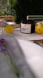 Diese Kerze hat unseren Urlaub noch schöner gemacht. 💛Warmes Licht, der Duft von Zitronen und Lemongras in der Luft — wirkt auf natürliche Weise mückenabweisend und macht dabei auch noch was her. Unsere Citronella Sunset brennt bis zu 40 Stunden, ist aus 100% pflanzlichem Stearin, im schlichten Braunglas, für drinnen und draußen.Und das Beste: Sie ist wieder vorrätig. 🍋Jetzt im Shop sichern (Link im Bio).#livbyneher #neherinsektenschutz #mückenfrei #insektenschutz #urlaub