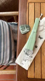 Meerblick, frische Luft und plötzlich fliegt eine große Fliege durch die Ferienwohnung 🪰Mit dem Insektenfänger LIV lässt sie sich einfach einfangen und wieder nach draußen bringen. So bleibt die Wohnung ruhig und sauber.Manchmal braucht es im Alltag (und im Urlaub) keine große Lösung, sondern nur den richtigen Handgriff.Kennst du auch solche Feriengäste? Speichere dir das Reel für den nächsten Urlaub und entdecke unseren Insektenfänger im Shop (Link in Bio).#livbyneher #neherinsektenschutz #insektenschutz #schönerwohnen #nachhaltigleben
