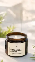Für alle, die den Sommer noch nicht loslassen möchten 🍋☀️Mit dem Duft von Citronella wird aus einem ganz normalen Abend ein kleiner Lieblingsmoment. Gleichzeitig hilft der Duft dabei, Insekten fernzuhalten. Für noch entspanntere Stunden auf dem Balkon, der Terrasse oder im Garten.💛Unsere Citronella Sunset gibt es jetzt mit 20% Rabatt — nur für 15,20 €. Besuche jetzt unseren Shop (Link in Bio). #livbyneher #neherinsektenschutz #insektenschutz #sommergefühle #duftkerzen
