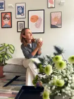 Bereit für den Herbst? Sobald es draußen kühler wird, werden die Jacken kuscheliger und die Abende gemütlicher.Dazu eine Tasse Tee, ein bisschen Kerzenlicht — und schon ist die gemütliche Zeit offiziell eröffnet.Unsere Tassen, Kerzenständer und Bienenwachskerzen sind für euch im Shop bereit.Was gehört für dich zu einem gemütlichen Herbstabend? Schreib es uns in die Kommentare.#livbyneher #neherinsektenschutz #herbstzeit #wohlfühlen #zuhausewohlfühlen Danke an @nummereins.shop für die tollen Kissen und @magasin_stuttgart für die schönste Kuscheljacke 💚💚